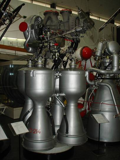 Спустя 5 лет после создания первых космических двигателей появились ЖРД, работающие при давлении в камере, равном 75-80 атм. - student2.ru