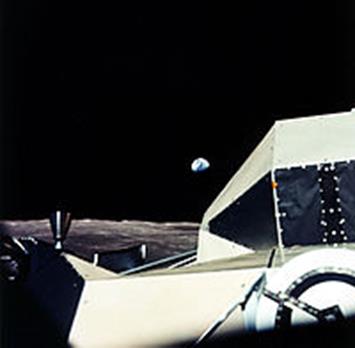 Во время первого пролёта над видимой стороной Луны специалисты в ЦУПе были заняты отслеживанием параметров орбиты, а астронавты прильнули к иллюминаторам. - student2.ru