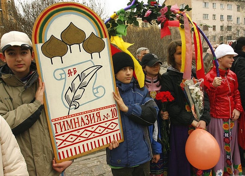 Виталий Маслов принимает послание мурманчанам от болгарского народа - student2.ru