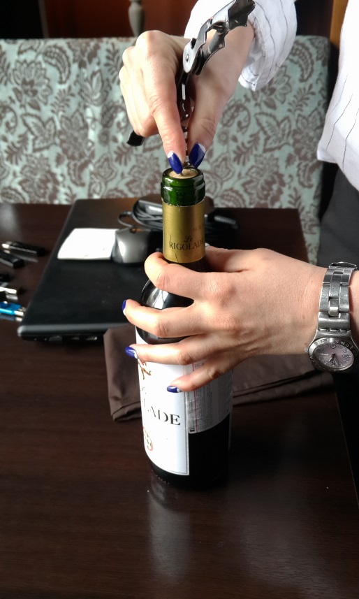 Запрещено открывать вина на баре. - student2.ru