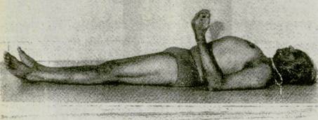 Регулирование положения тела. 5. Шавасана представляет собой положение лежа, вытянувшись в длину на спине, на расстеленном на полу одеяле Обозначьте на нем прямую линию - student2.ru