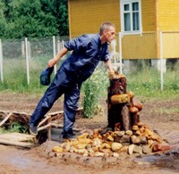 Старик со старухой были рады подарку судьбы и в выходные дни, приезжая на садовый участок, стали вести приусадебное хозяйство. - student2.ru