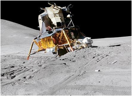 До этого момента пилотирование лунного модуля «Аполлона-15» осуществлялось почти так же, как и во время предыдущих полётов на Луну. - student2.ru