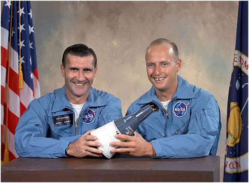 В 1969 году они вместе со своим командиром входили в дублирующий экипаж «Аполлона-12». - student2.ru