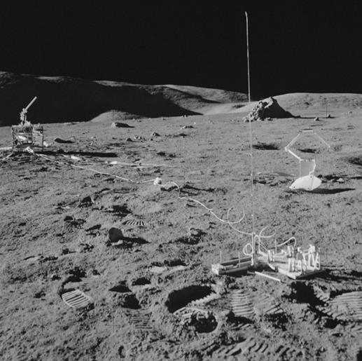 Во всех полётах, от «Аполлона-11» до «Аполлона-16», в этом отсеке были установлены телекамеры, которые снимали спуск астронавтов по лестнице и первые шаги по Луне. - student2.ru
