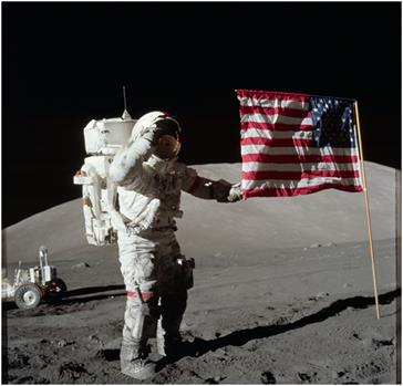 Во всех полётах, от «Аполлона-11» до «Аполлона-16», в этом отсеке были установлены телекамеры, которые снимали спуск астронавтов по лестнице и первые шаги по Луне. - student2.ru