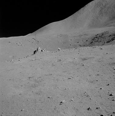 Всего Скотт и Ирвин на этот момент проехали 7,3 км, расстояние до лунного модуля сократилось до 4,7 км. - student2.ru