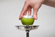 Удивите друзей и знакомых навыками приготовления кальяна на чаше из яблока, апельсина, грейпфрута и ананаса - student2.ru