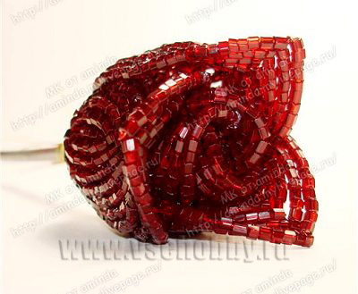 Второй круг лепестков бисерной розы - student2.ru