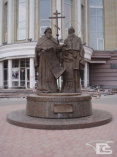 Памятник Кириллу и Мефодию в Мурманске - student2.ru