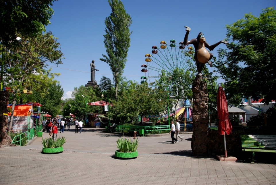 Парк Ахтанак (парк Победы) в Ереване. - student2.ru