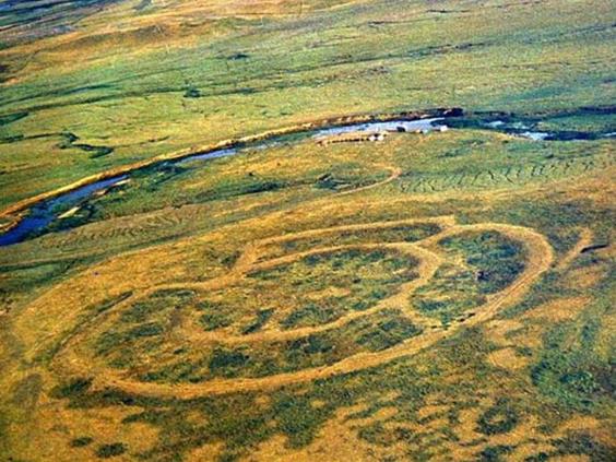 Весовые гирьки, арабские дирхемы, китайские ракушки кауры и кошелек торговца в музее Старой Ладоги. Конец 8 - начало 9 века. - student2.ru