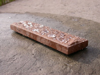 Поставляется песчаник в виде глыб, валунов,бутового камня или плитки различных размеров. - student2.ru