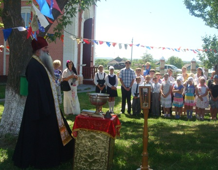 Памятник бойцам 96-й танковой бригады им. Челябинского комсомола у развилки дорог Мантурово-Старый Оскол- Тим - student2.ru