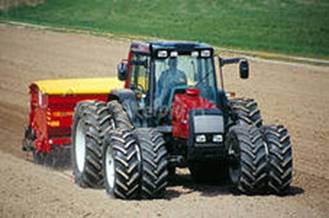 Сельскохозяйственный трактор мощностью 180 л.с. с автоматической электромеханической трансмиссией - student2.ru