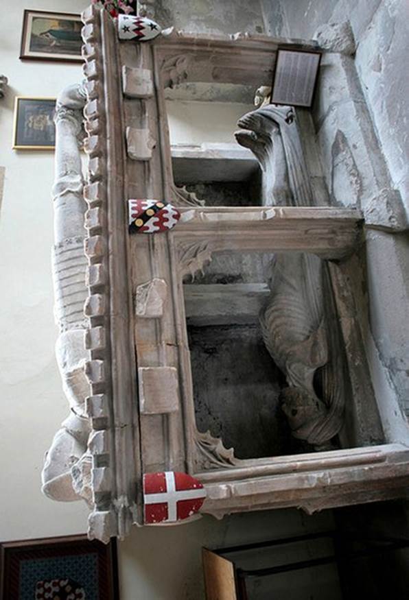 Надгробная фигура Франсуа I де ла Сарра, 1363 г., часовня св. Антония в Ла Сарра, Во, Швейцария. (Chapelle St Antoine La Sarraz Vaud) - student2.ru