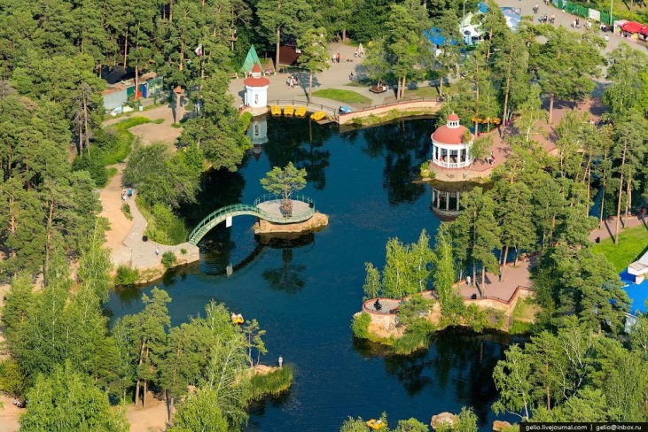 Открытый в 1996 году челябинский зоопарк сейчас считается одним из лучших парков такого рода на Урале. - student2.ru