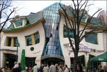 Архитектура постмодерна представлена такими сооружениями, как«Горбатый дом»в Сопоте,«Здание-робот»в Бангкоке,«Дом-куб»в Роттердаме. - student2.ru